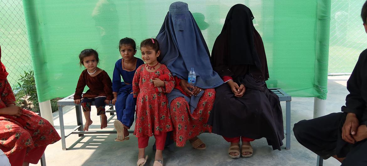 Women and children who have returned to Afghanistan, wait to be seen at a maternity clinic (Photo: UNFPA)